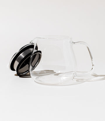 Kinto glass teapot pouring tea – Art of Tea